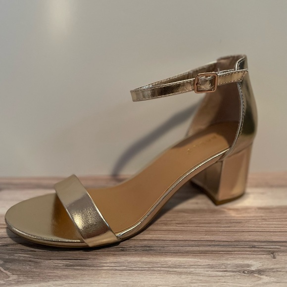NEVER WORN Bamboo Headline Metallic Gold 2.5" Block Heel- Size 6.5 - Picture 4 of 6